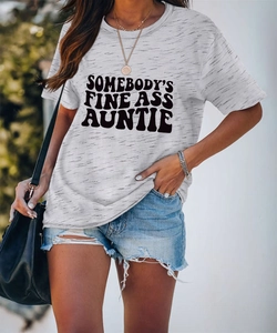 Gros plan sur le slogan SOMEBODY'S FINE ASS AUNTIE sur un t-shirt gris chiné