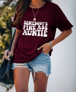 Gros plan sur t-shirt bordeaux en coton avec imprimé blanc Somebody’s Fine Ass Auntie