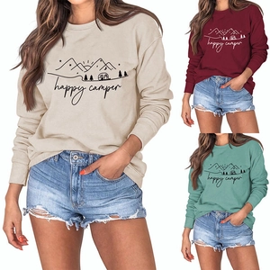 Drei Farben von Happy Camper Sweatshirts in Übergröße mit Bergmotiven und Rundhalsausschnitt