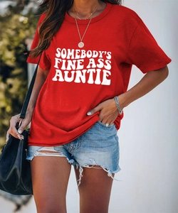 Détail du t-shirt rouge en coton avec texte SOMEBODY'S FINE ASS AUNTIE imprimé blanc