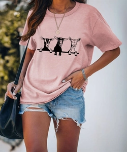 Dettaglio della t-shirt rosa girocollo con stampa di capra e consistenza in cotone