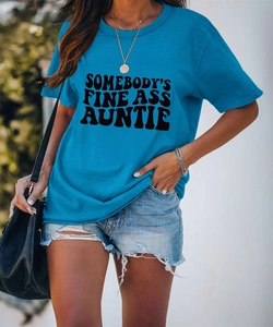 Détail du t-shirt bleu en coton ample avec inscription graphique pour femmes