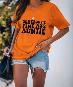 Détail d'un t-shirt orange en coton avec texte vintage Somebody's Fine Ass Auntie