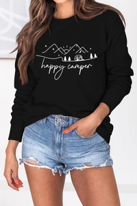 Detail des Happy Camper Aufdrucks auf schwarzem Langarm Sweatshirt mit Bergmotiven