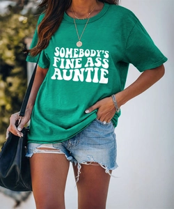 Photo en extérieur du t-shirt vert avec imprimé Somebody's Fine Ass Auntie