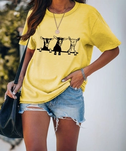 Dettaglio della maglietta in cotone giallo con tre capre a cartoni in stile casual