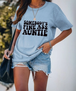 Détail d'un t-shirt bleu clair avec l'inscription Somebody's Fine Ass Auntie en gras