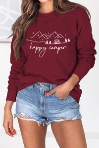 Detail eines burgunderroten Happy Camper Sweatshirts mit weißer Berg- und Campingbus-Grafik