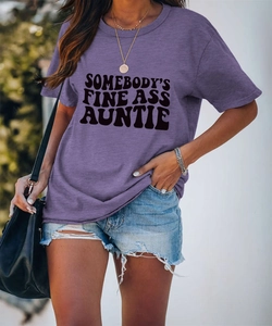Détail du t-shirt violet avec l'imprimé graphique SOMEBODY'S FINE ASS AUNTIE col rond