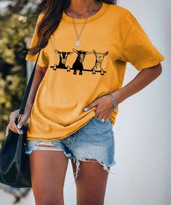 Dettaglio della t-shirt gialla girocollo con tre divertenti stampe di capre di montagna