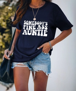Détail d'un t-shirt bleu marine avec imprimé SOMEBODY'S FINE ASS AUNTIE en lettres blanches