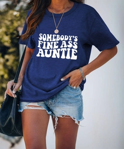 Détail du t-shirt bleu marine à col rond avec slogan blanc Somebody's Fine Ass Auntie