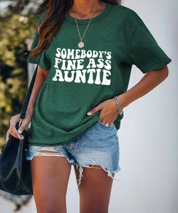 Détail de l'imprimé texte blanc rétro sur un t-shirt ample vert foncé à col rond
