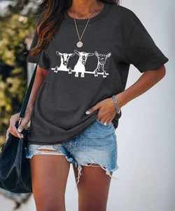 Dettaglio della t-shirt grigia girocollo con simpatica stampa di capre e vestibilità comoda