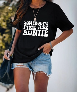 Gros plan sur l'imprimé blanc SOMEBODY'S FINE ASS AUNTIE sur un t-shirt noir