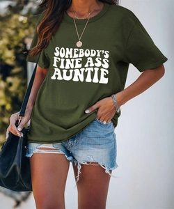 Détail d'un t-shirt ample vert foncé avec imprimé blanc Auntie dans un cadre extérieur