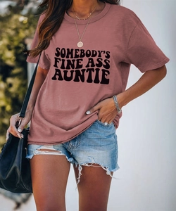Détail du t-shirt en coton mauve avec le slogan Somebody's Fine Ass Auntie imprimé