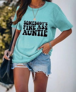 Détail du texte SOMEBODY'S FINE ASS AUNTIE sur un t-shirt en coton bleu clair col rond