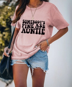Détail du t-shirt rose en coton avec le texte vintage Somebody's Fine Ass Auntie en noir