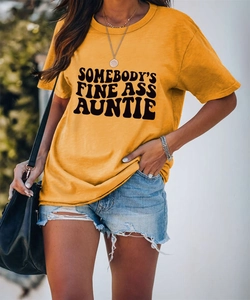 Détail d'un t-shirt jaune en coton avec imprimé texte graphique noir audacieux