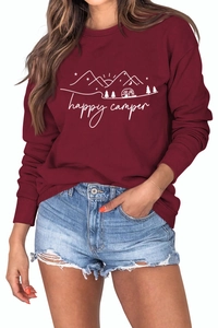 Detail des Happy Camper Aufdrucks auf weinrotem Rundhals-Sweatshirt mit Rippbündchen