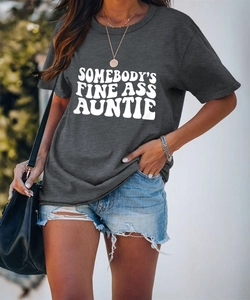 Détail du t-shirt gris avec imprimé texte et short en jean bleu pour femmes