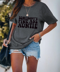 Détail du t-shirt gris à col rond avec imprimé Somebody's Fine Ass Auntie en coton doux