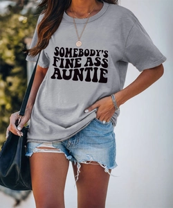 Détail du t-shirt gris à col rond avec l'imprimé Somebody's Fine Ass Auntie en lettres grasses