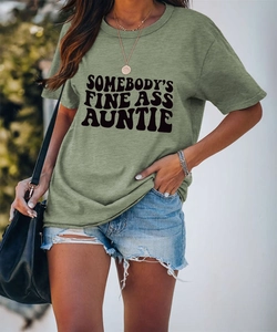 Détail du t-shirt en coton vert avec imprimé vintage Somebody's Fine Ass Auntie