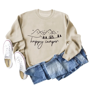Detailansicht beige Sweatshirt mit Happy Camper Aufdruck mit Bergen und RV Grafik