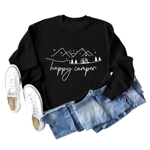 Flachbild eines schwarzen Happy Camper Sweatshirts mit Berg- und Kieferngrafiken