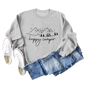 Detailansicht des Happy Camper Aufdrucks auf grauem Sweatshirt und blauer Jeanshose