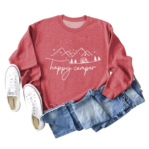 Detail des roten Happy Camper Sweatshirts mit Berg- und Sonnengrafik und lässigem Styling