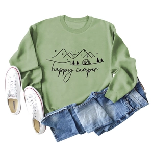 Detail von salbeigrünem Happy Camper Sweatshirt mit Berg- und Wohnwagen-Druck