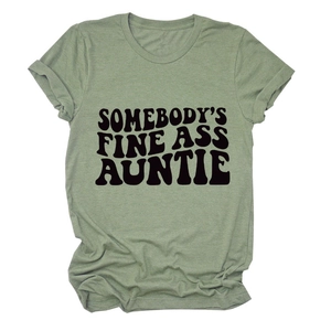 T-shirt col rond vert olive avec impression graphique noire Somebody's Fine Ass Auntie