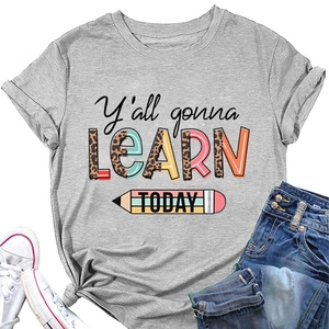 Détail d'un t-shirt gris à col rond avec imprimé léopard 'Y'all gonna LEARN TODAY' et crayons