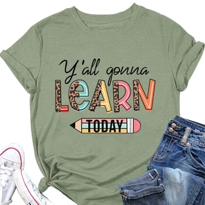 T-shirt vert avec texte Y'all gonna learn today et graphique de crayon à plat