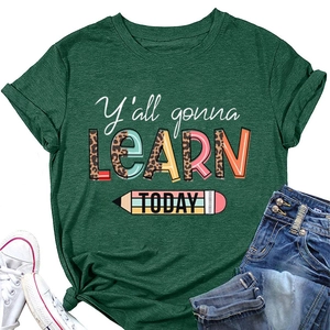 Mise à plat du t-shirt vert foncé avec imprimé crayon léopard et jean bleu