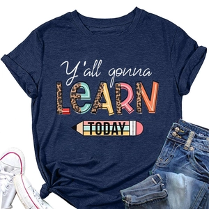 Détail du t-shirt bleu marine avec l'imprimé léopard Y'all gonna LEARN TODAY pour prof