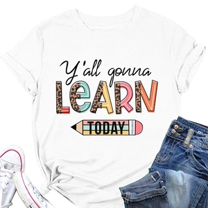 T-shirt blanc à col rond avec imprimé léopard Y'all Gonna Learn Today et motif crayon