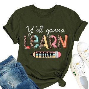 T-shirt en coton vert olive avec motif de crayon Y'all gonna learn today à plat