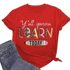 T-shirt rouge à plat avec slogan Y'all gonna LEARN TODAY et motif léopard sur le devant