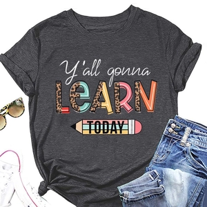 T-shirt gris foncé à plat avec imprimé Y'all gonna learn today et dessin de crayon