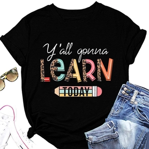 Mise à plat d'un T-shirt noir en coton avec le motif graphique 'Y'all gonna learn today'