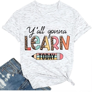 Détail du t-shirt chiné blanc avec imprimé léopard Y'all Gonna Learn Today stylé