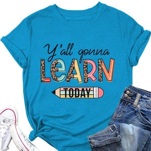 Détail d'un t-shirt bleu clair avec texte imprimé léopard et illustration de crayon coloré