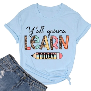 Détail d'un t-shirt bleu clair avec l'imprimé graphique coloré Y'all gonna learn today