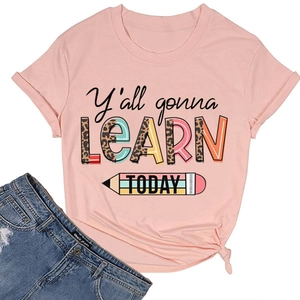 Détail du t-shirt rose avec texte léopard et design graphique de crayon arc-en-ciel