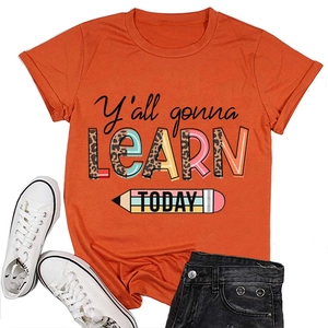 Détail du t-shirt orange avec imprimé léopard Y'all Gonna Learn Today et graphismes