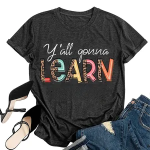 T-shirt gris foncé avec texte motif léopard et graphique crayon avec un jean denim